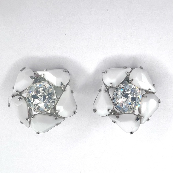 Weiss Vintage 1950s Milk Glass Rhinestone flower clip on earrings - Picture 1 of 6
